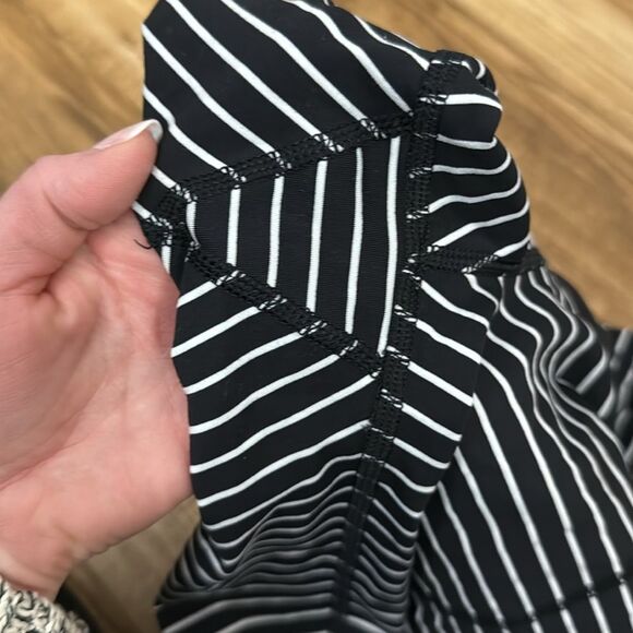Lululemon Runday Crop in Parallel Stripe Size 2 - Picture 11 of 11